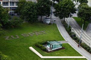 Kunst im öffentlichen Raum. Carola Dertnig: ZU SPÄT