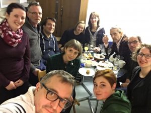 Fast das ganze QWIEN-Team bei der Jahresabschlussfeier in unserer Küche