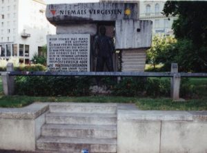 Ergänzung des Denkmals für die Opfer des Nationalsozialismus am Morzinplatz durch einen Balken mit den fehlenden Opfergruppen durch das ÖLSF (Österreichisches Lesben- und Schwulenforum) 1999