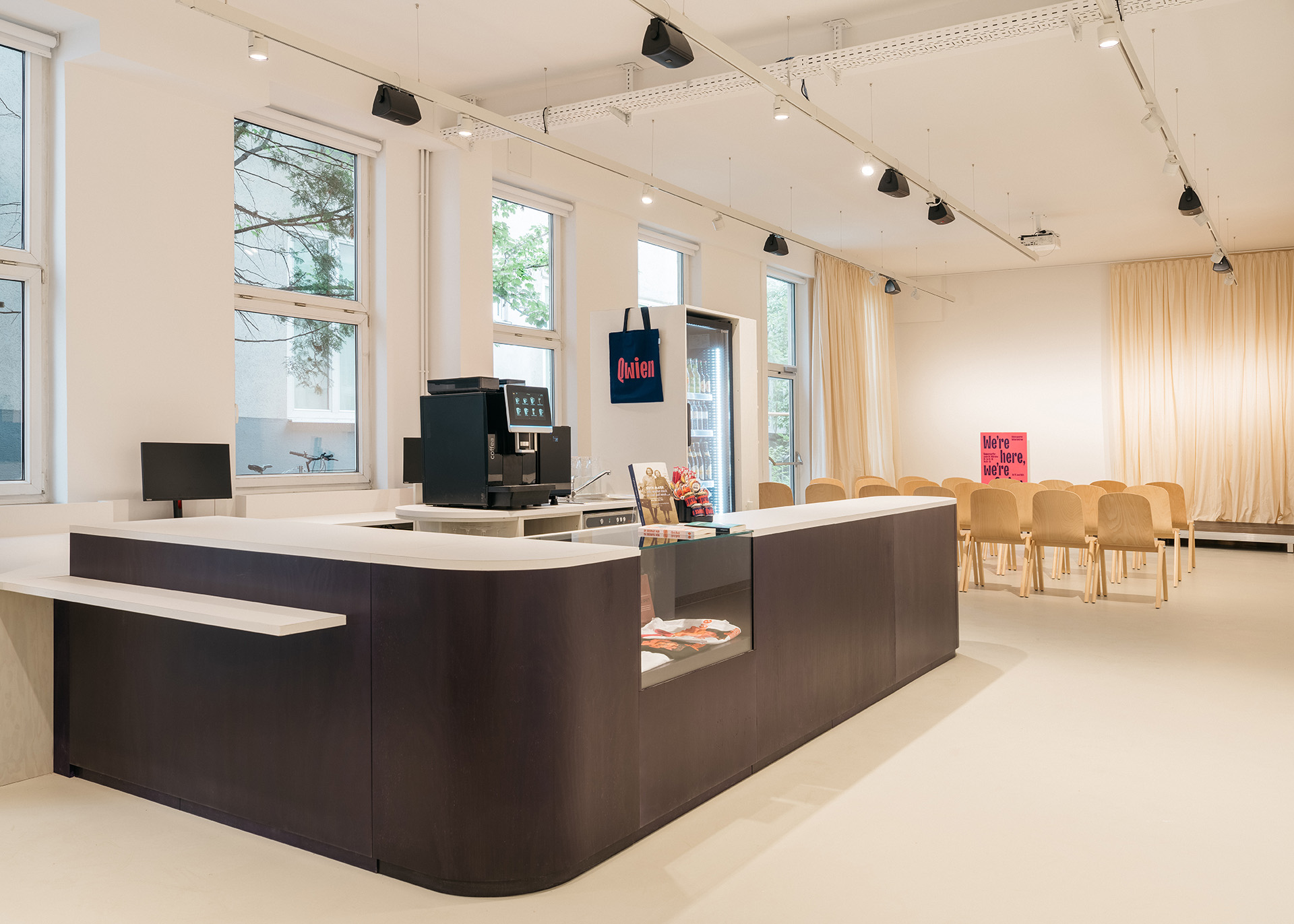 Moderne Café-Umgebung mit Theke, Sitzbereich und Kunstwerken an den Wänden.