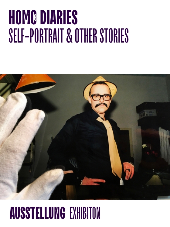 Selbstporträt einer Person mit Hut und Krawatte, umgeben von Kunstwerken. Ausstellungshinweis.