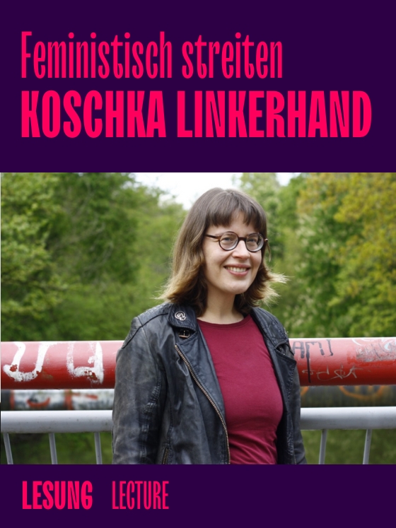 Feministische Lesung mit Koschka Linkerhand vor einer grünen Kulisse.