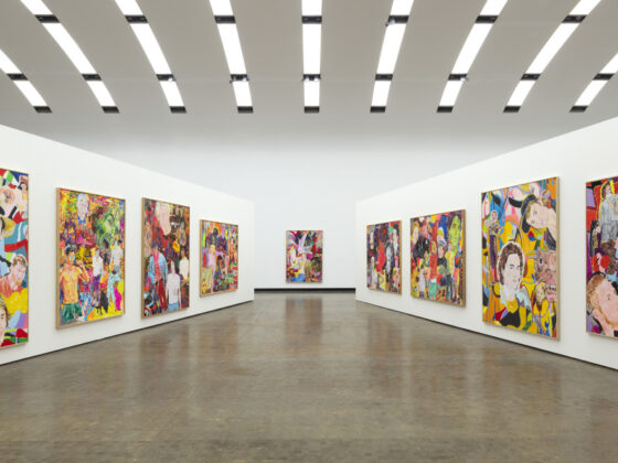 Bunte Kunstwerke in Galerie, thematisieren Liebe, Sexualität und Intimität in lebendigen Farben.