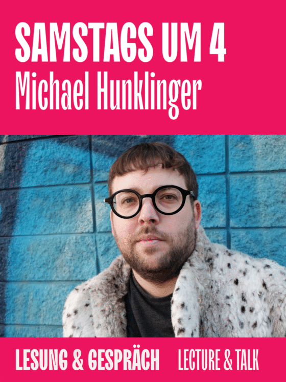 Michael Hunklinger steht vor einer bunten Wand und bewirbt seine Lesung und Gespräch.