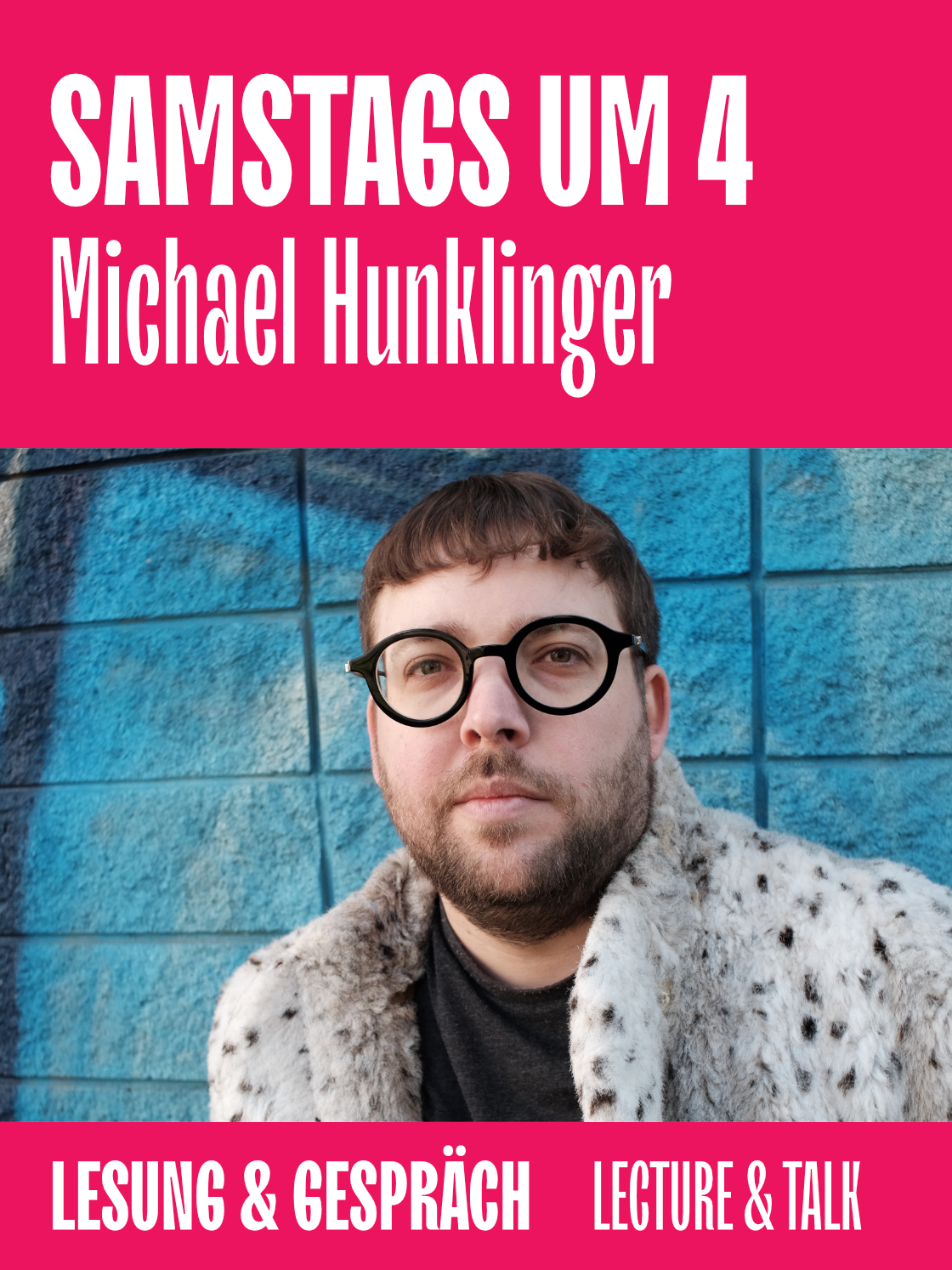 Michael Hunklinger steht vor einer bunten Wand und bewirbt seine Lesung und Gespräch.