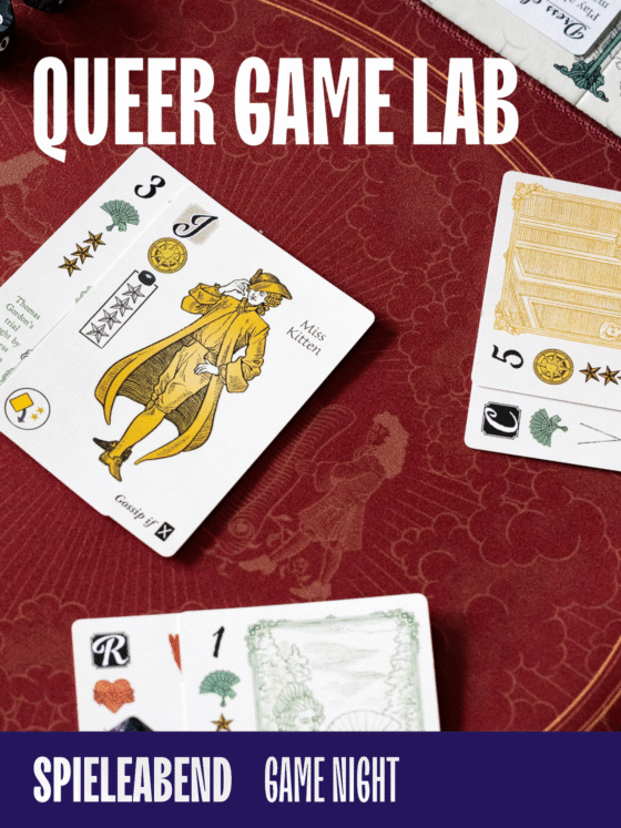 Spielkarten auf einem Tisch, umgeben von einem roten Tischläufer; Queer Game Lab, Spieleabend.