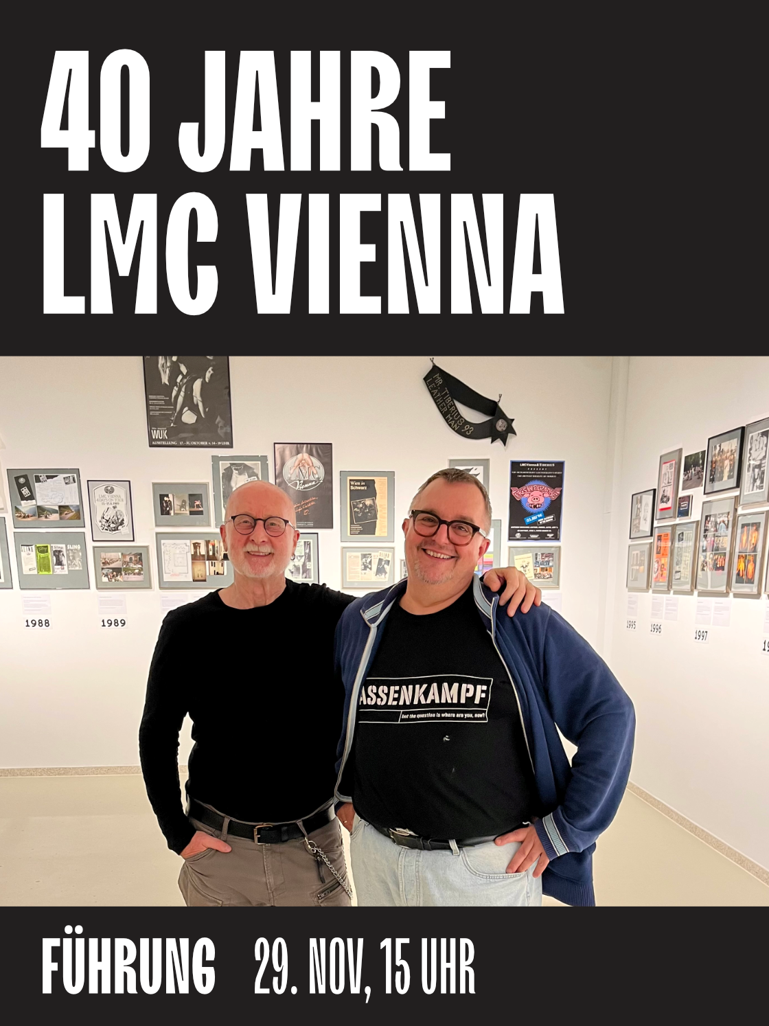 Zwei Personen posieren vor einer Ausstellung zum 40-jährigen Jubiläum von LMC Vienna.