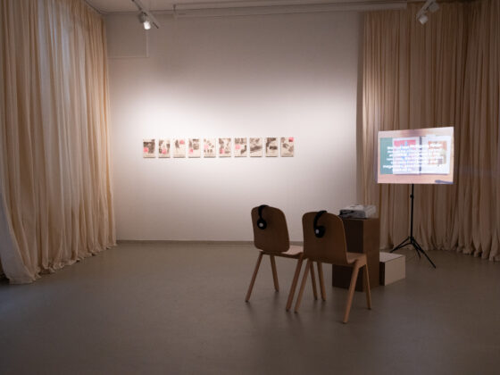 Skizze einer Galerie mit Bildern an der Wand und Projektor auf einem Tisch.