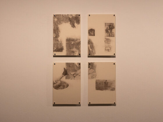 Skizzen an einer Wand, bestehend aus vier verschiedenen Zeichnungen auf Papier.