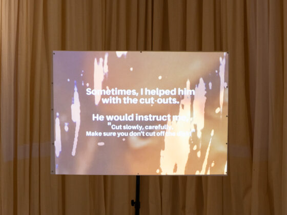 Skizze mit Text über Anweisungen zum sorgfältigen Ausschneiden, projiziert auf Leinwand.