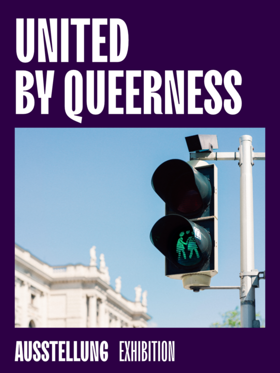 Grünes Ampelsignal mit zwei stilisierten Figuren, betont die Ausstellung "United by Queerness".