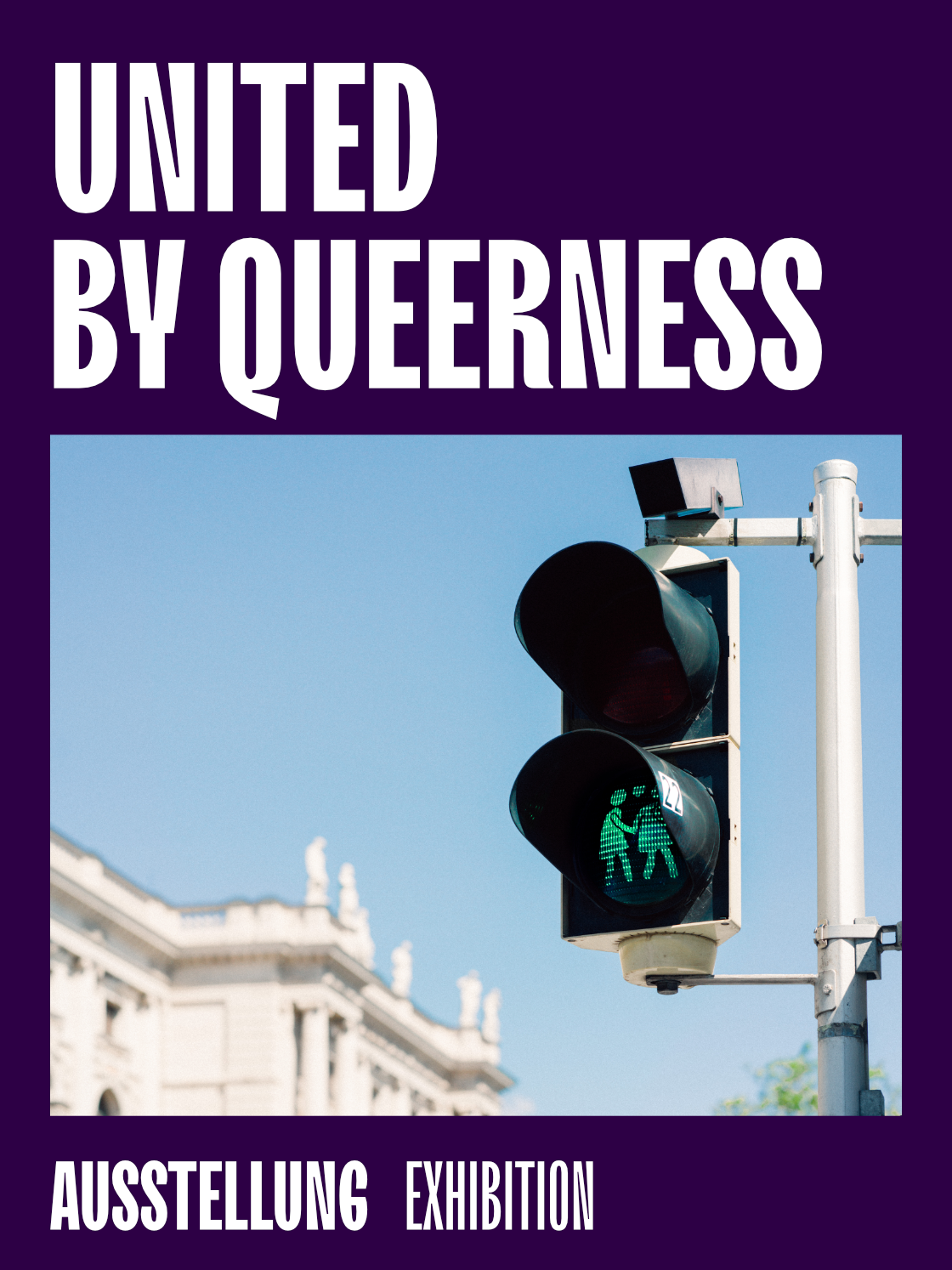 Grünes Ampelsignal mit zwei stilisierten Figuren, betont die Ausstellung "United by Queerness".
