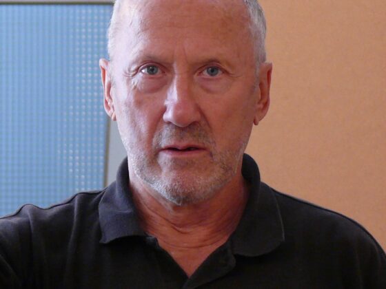 Porträt von Hans Scheugl, der am Nachmittag ernst in die Kamera blickt.