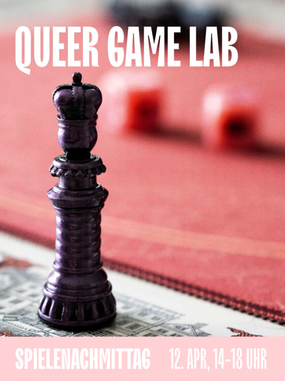 Alt-Text: Lila Schachfigur auf einem Spieltisch, bewirbt das Queer Game Lab Event.