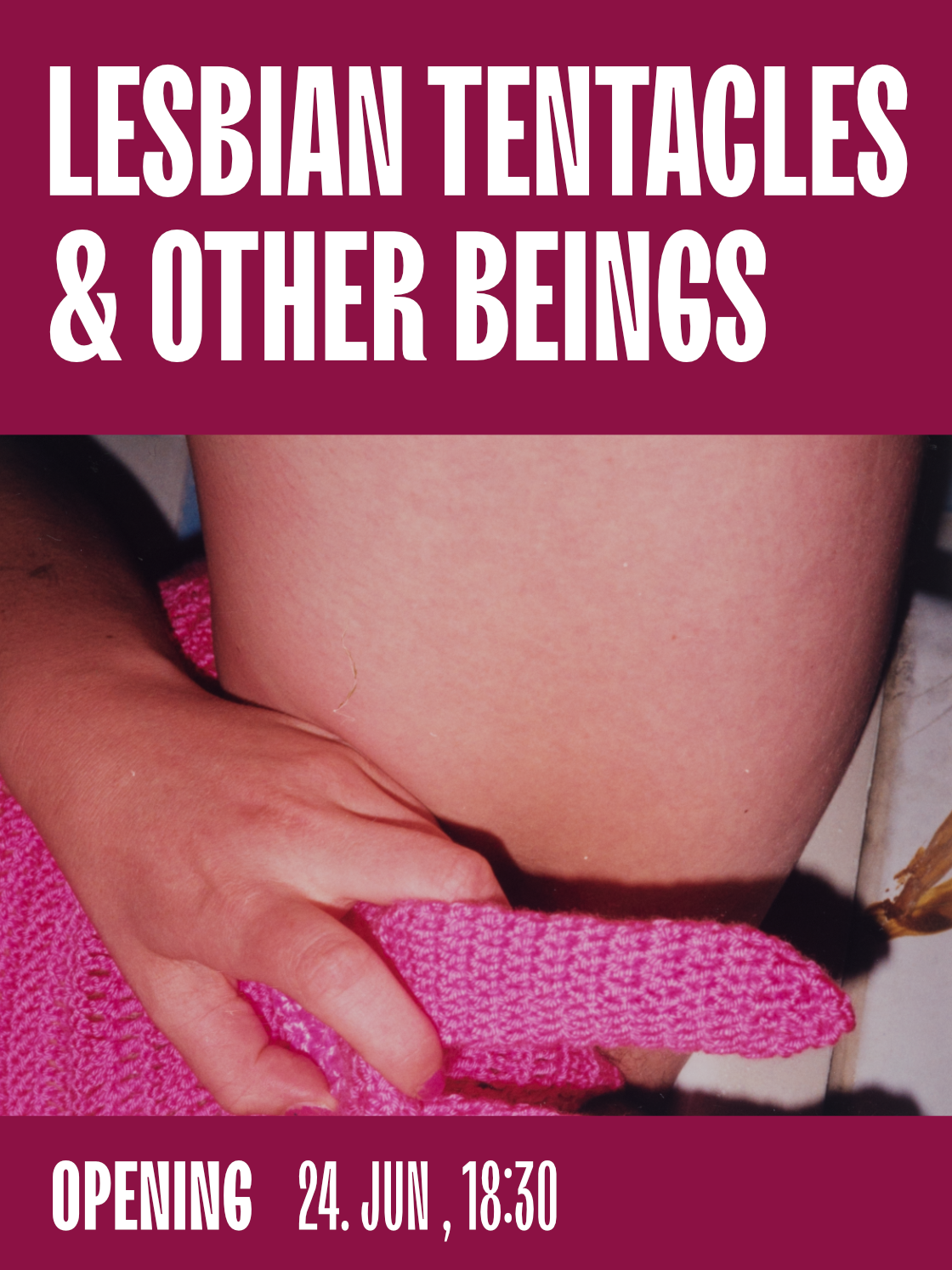 Händedetail mit pinkem Stoff, Ankündigung zur Eröffnung der Ausstellung "Lesbian Tentacles & Other Beings".
