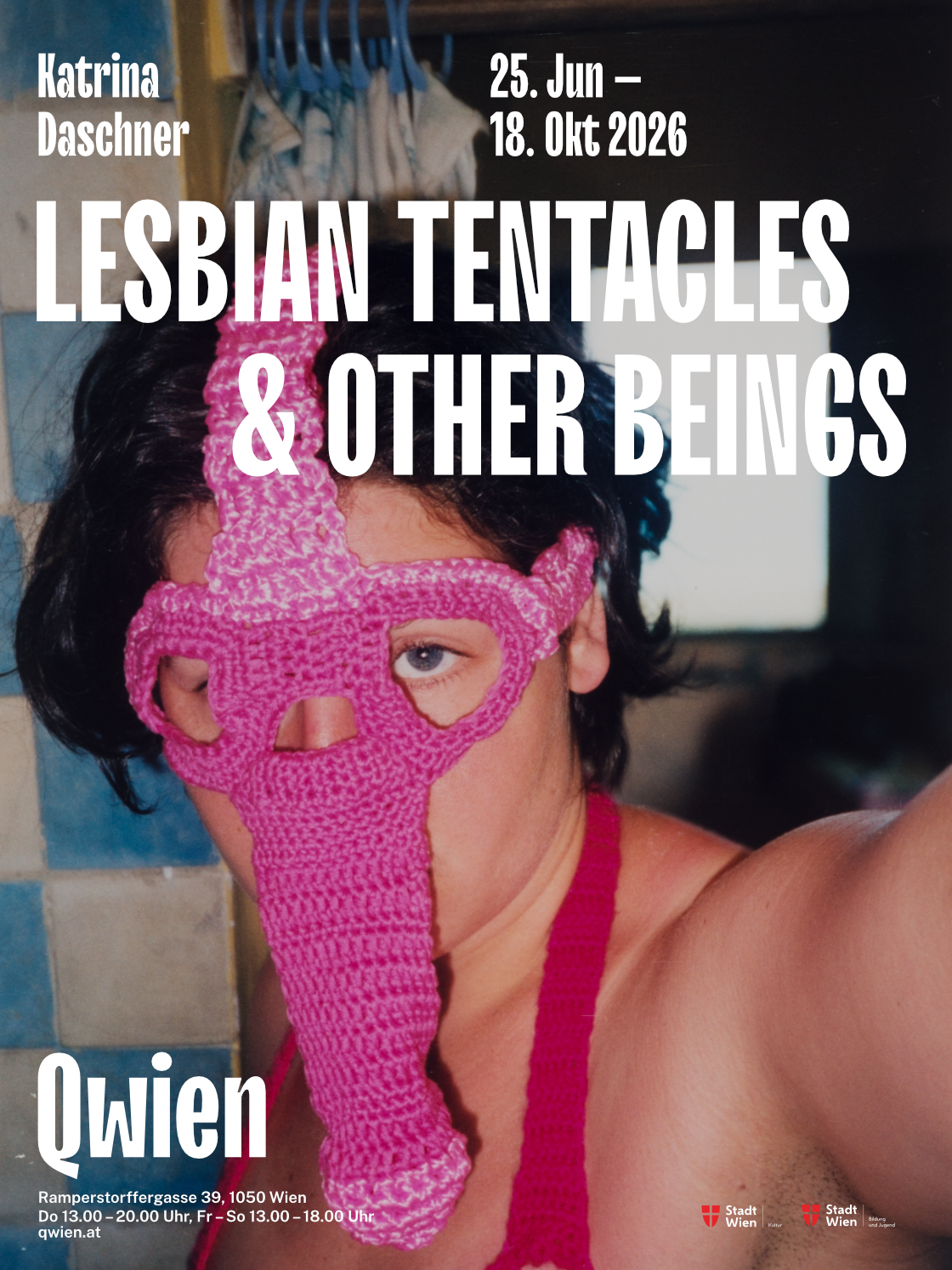 Frau mit pinkem Maskenaccessoire posiert für das Event "Lesbian Tentacles & Other Beings".