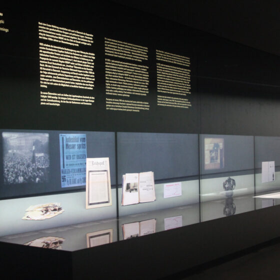 Ausstellung mit Dokumenten und Objekten zu Hannes Sulzenbacher, informativen Texten im Hintergrund.