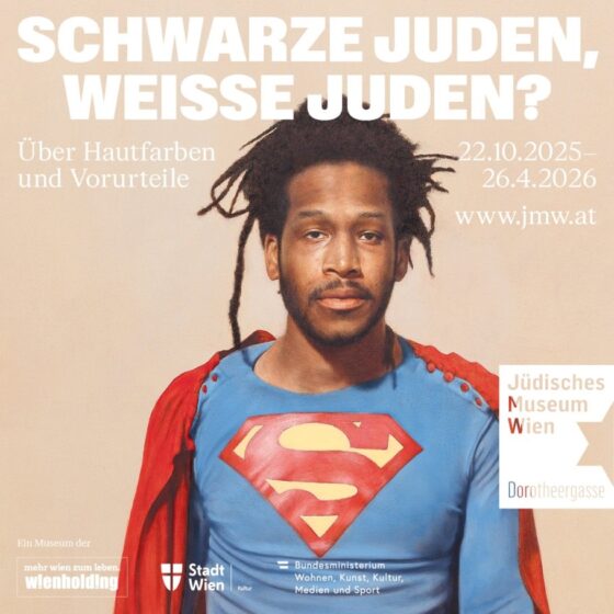 Hannes Sulzenbacher trägt Superman-Kostüm, bewirbt Ausstellung über Hautfarben und Vorurteile.
